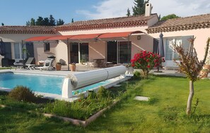A residential property with a swimming pool, outdoor seating, and a garden. - Bed and Breakfast 'Chambre Cézanne' with Mountain View, Shared Pool and Air Conditioning (Saumane de Vaucluse)