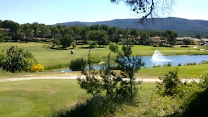 A golf course with a pond, trees, and distant mountains. - Bed and Breakfast 'Chambre Modigliani' with Mountain View, Wi-Fi and Air Conditioning (Saumane de Vaucluse)