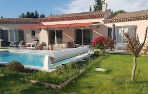A residential property with a swimming pool, outdoor seating, and a garden. - Bed and Breakfast 'Chambre Modigliani' with Mountain View, Wi-Fi and Air Conditioning (Saumane de Vaucluse)
