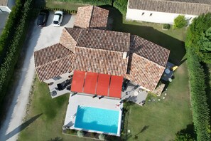 An aerial view of a residential property with a swimming pool, multiple roof sections, and a driveway with parked cars. - Bed and Breakfast 'Chambre Modigliani' with Mountain View, Wi-Fi and Air Conditioning (Saumane de Vaucluse)