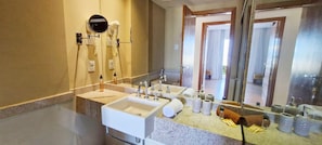 Apartamento | Banheiro | Secador de cabelo, toalhas de banho, sabonete, papel higiênico