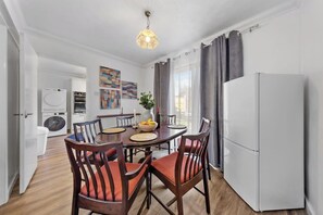 Dining - Welcome to our 3-bedroom home in Camberley, Surrey, perfectly equipped for up to 5 guests. Ideal for business travelers, contractors, families, relocation stays, and group trips. (Surrey)