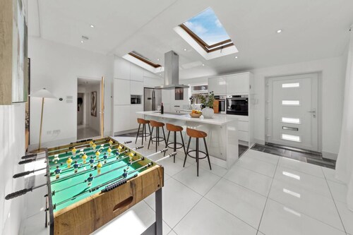 Welcome to our modern 3-bedroom apartment in "Aldershot, Hampshire", perfectly styled for up to 6 guests. Whether you are travelling for business, working locally as a contractor, relocating, or taking a family trip.
