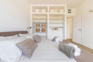 Une chambre à coucher avec un lit, une armoire et une porte.