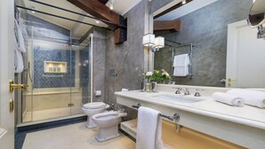 Bathroom - MARCHESA OLYMPIA – LUXURIOUS DUPLEX WITH DUOMO VIEWS (Firenze)