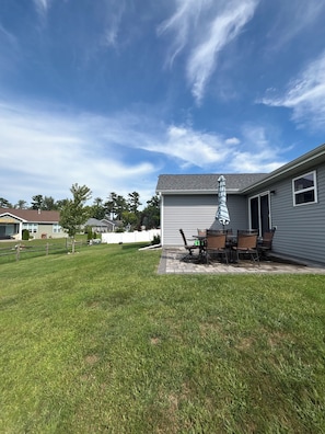 Outdoor dining - Beautiful new 3 bedroom, 2 bathroom home next to Smalley Park (Shawano)