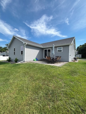 Exterior - Beautiful new 3 bedroom, 2 bathroom home next to Smalley Park (Shawano)