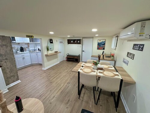 Modern & Cozy Stay in Roselle