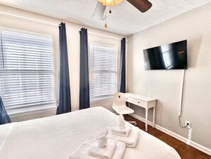 4 chambres, bureau, fer et planche à repasser, lit parapluie