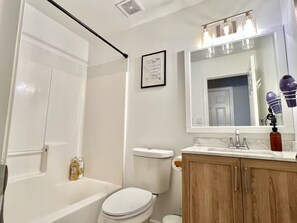 Douche, sèche-cheveux, serviettes fournies, savon