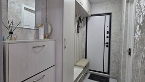 Een badkamer met een wastafel, spiegel en douche.