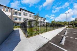 Property grounds - Largo 2BR Hideaway | Free Parking, Pool & Gym (Largo)