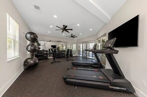 Fitness facility - Largo 2BR Hideaway | Free Parking, Pool & Gym (Largo)