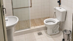 A bathroom with a shower, toilet, sink, and a trash bin. - Hospedagem Rio Lapa 3 (Rio de Janeiro)