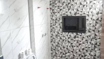 Habitación individual Confort, vista a la ciudad | Baño | Regadera, toallas, papel de baño