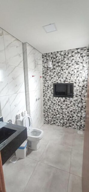 Phòng đơn tiện nghi đơn giản, quang cảnh thành phố | Phòng tắm | Buồng tắm vòi sen, khăn tắm, gi  ấy vệ sinh 
