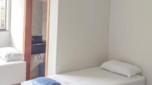 コンフォート 4 人部屋 シティビュー | WiFi (無料)