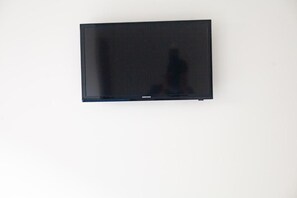 Un televisor Samsung instalado en una pared blanca.
