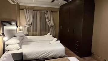Habitació familiar, vistes al pati | Cortines opaques i habitacions insonoritzades