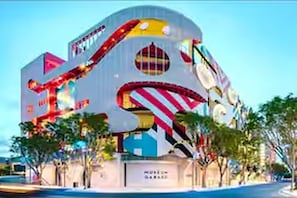 Un bâtiment doté d’une conception architecturale unique, caractérisé par une grande structure en spirale aux couleurs vives sur sa façade.