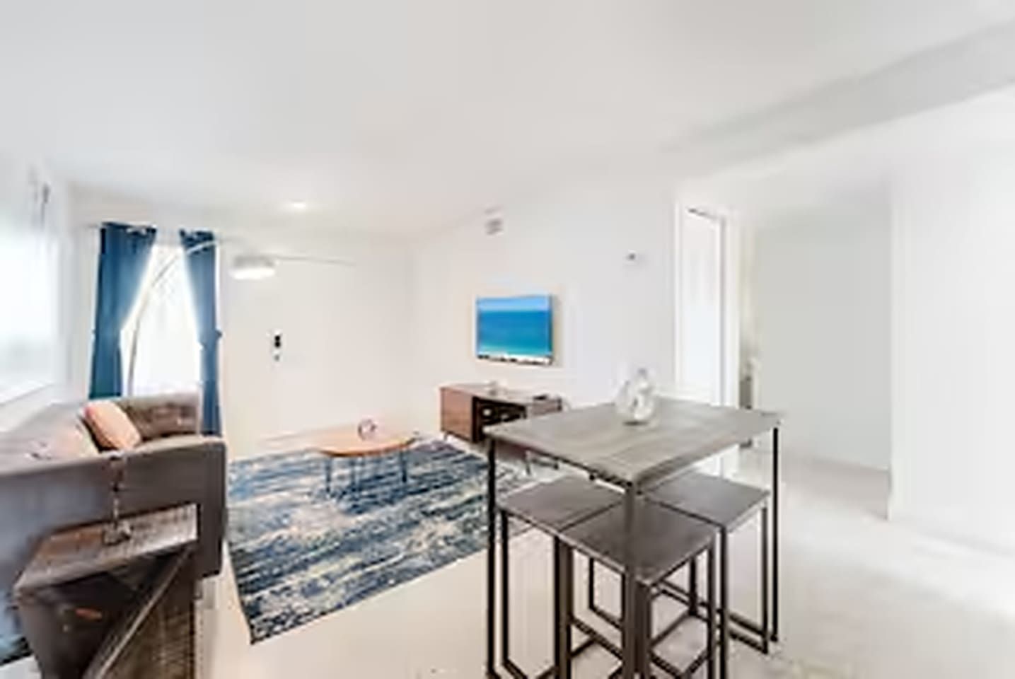 Un salon moderne avec un canapé, une table basse et une table à manger.