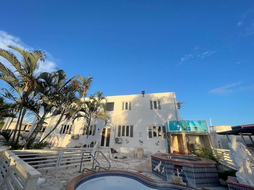 Beachside Townhouse: Pool and BBQ for Groups