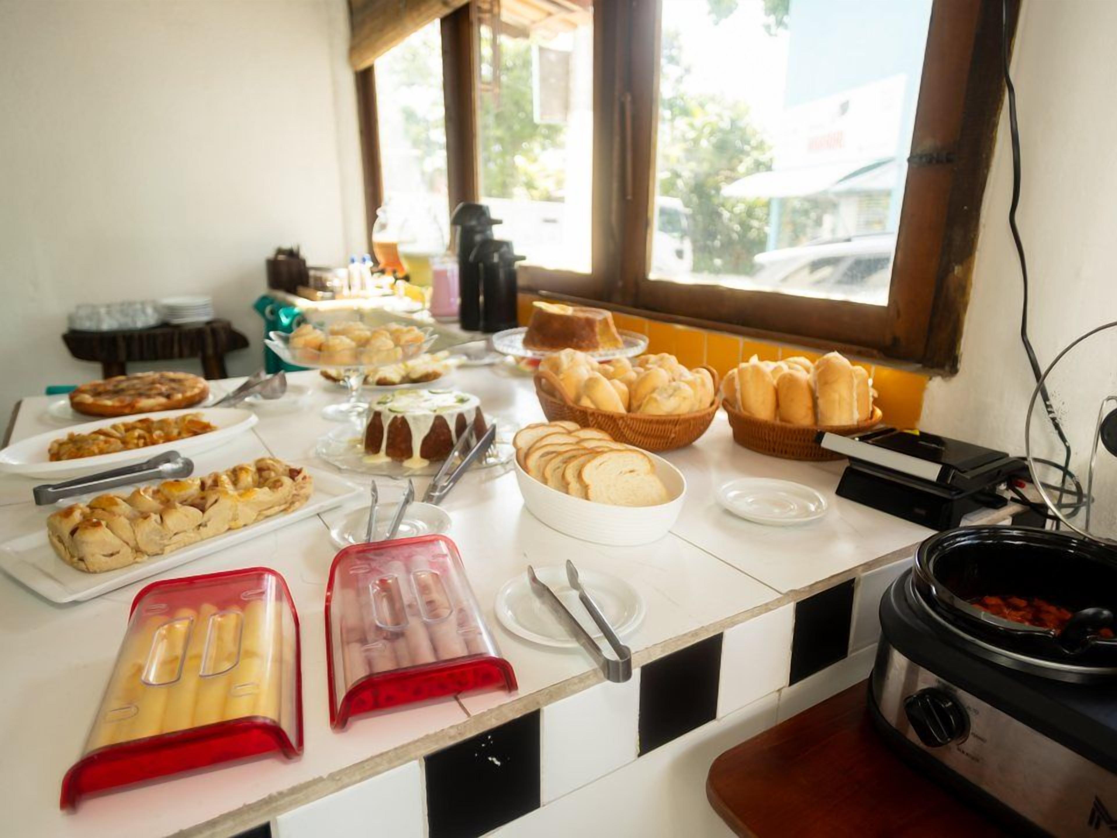 Una mesa de buffet con diversos alimentos y utensilios.