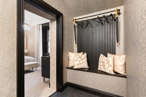 Iron/ironing board, travel crib, WiFi (free), bed sheets - The Onyx Residence (Edinburgh)