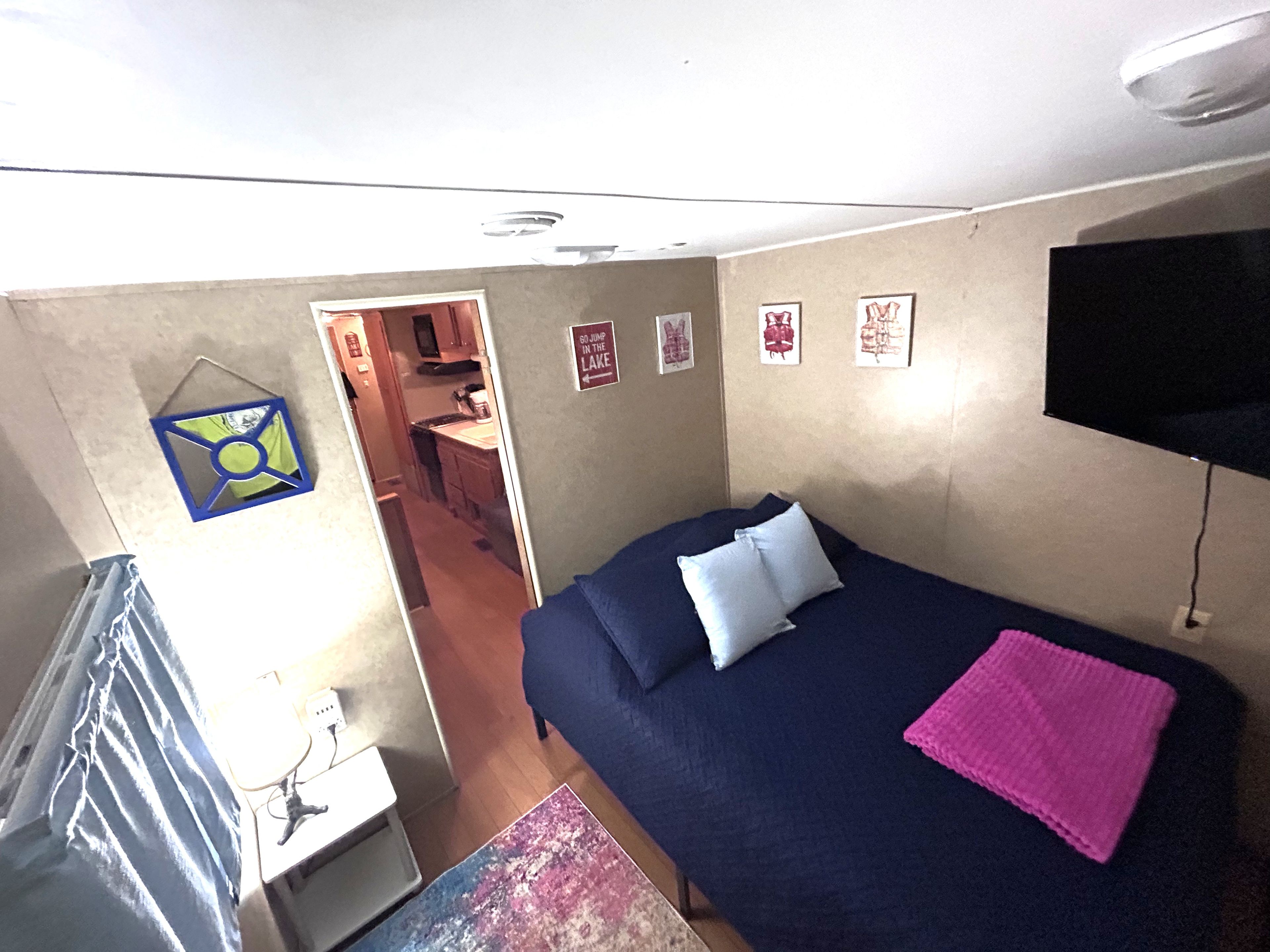 WiFi (free), bed sheets
