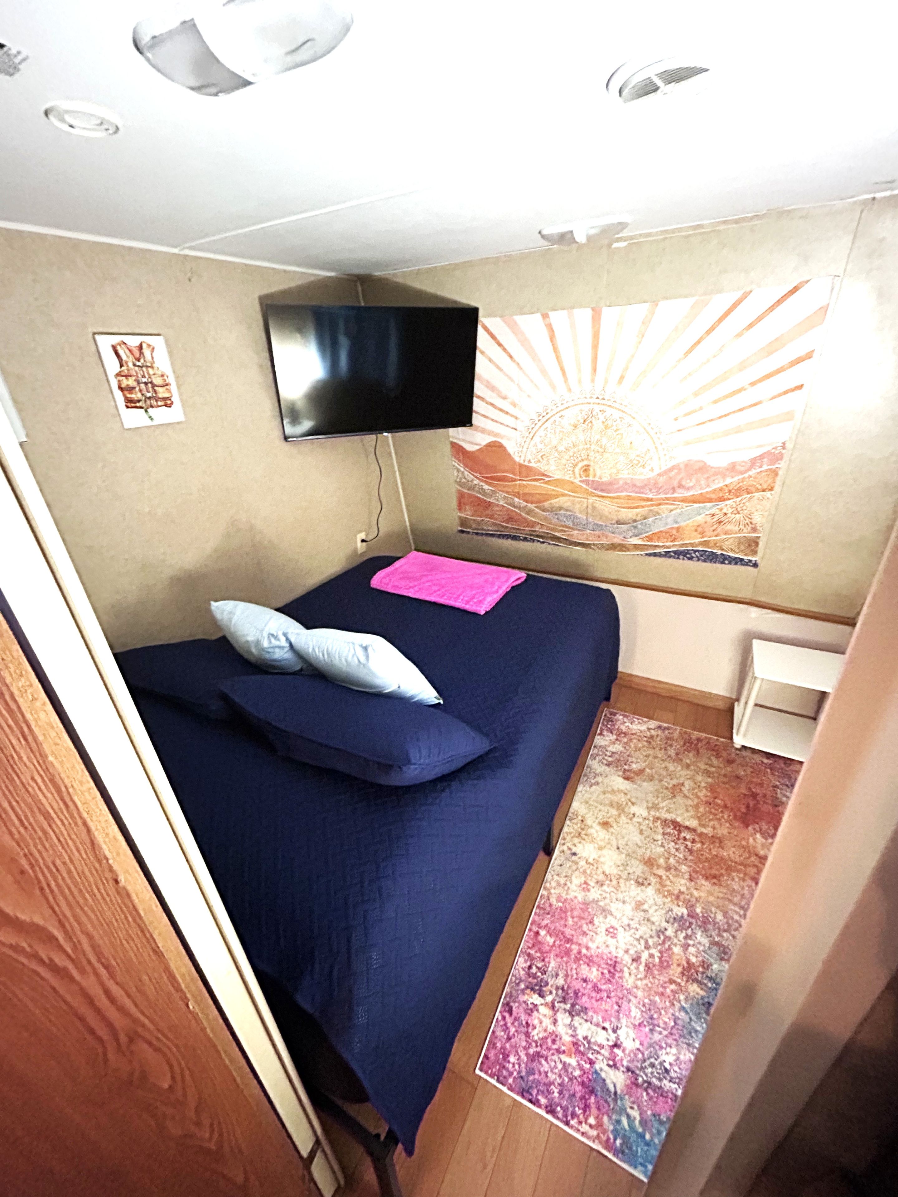 WiFi (free), bed sheets