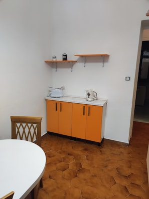 A small kitchen with orange cabinets, a white countertop, and a hexagonal patterned floor. - 5 MINUTES FROM THE STATION AND DOWNTOWN (Alessandria)