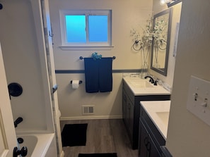 Unclassified image, 4 of 10, button - Soothing 3-bedroom house with Tiki paradise/pool/AC in charming Albuquerque (Albuquerque)