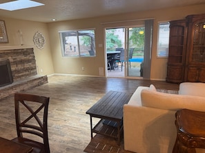 Unclassified image, 5 of 10, button - Soothing 3-bedroom house with Tiki paradise/pool/AC in charming Albuquerque (Albuquerque)