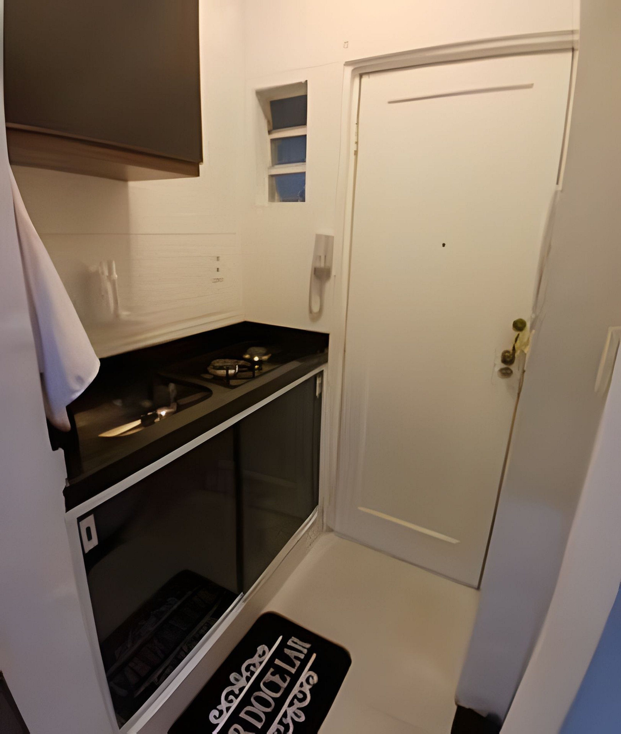 Una cocina compacta con estufa, horno y una pequeña encimera.