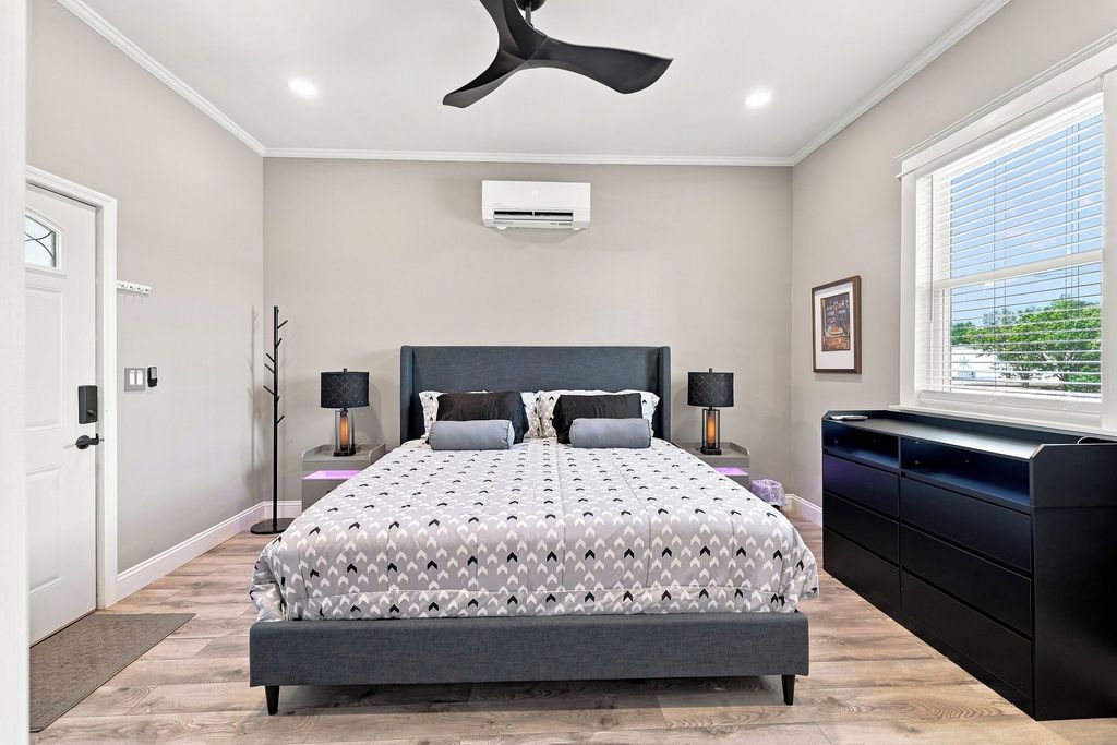 Tabla de planchar con plancha, wifi gratis y ropa de cama 