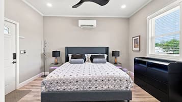 Tabla de planchar con plancha, wifi gratis y ropa de cama