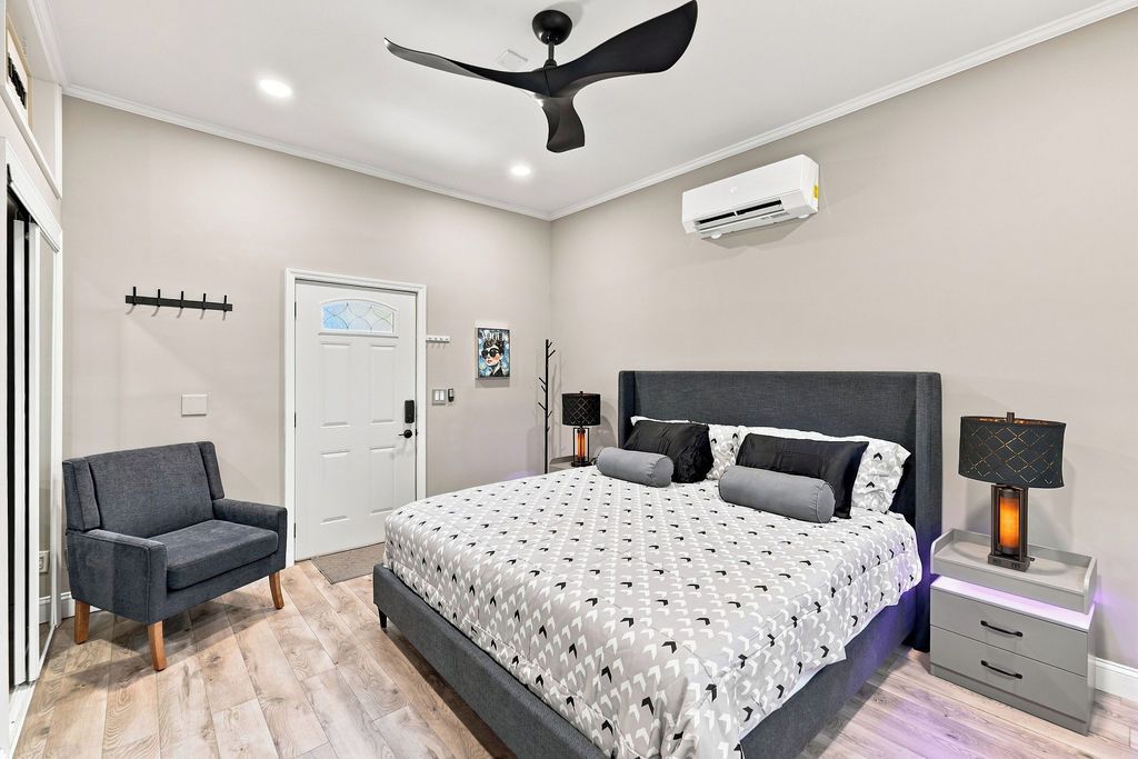 Tabla de planchar con plancha, wifi gratis y ropa de cama 