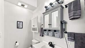 Sèche-cheveux, serviettes fournies, savon, shampoing