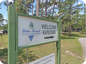 Señal de bienvenida a golfistas en Lake Forest Yacht and Country Club.
