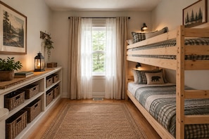 Una habitación acogedora con una litera, una ventana con cortinas, un estante con cestas y un farol en la pared.