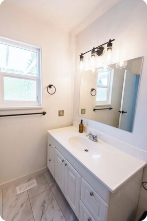 Bathroom - South Vancouver Bright & Spacious Home close to UBC (Vancouver)
