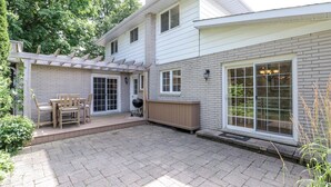 Outdoor dining - Charming East End Home (Barrie)