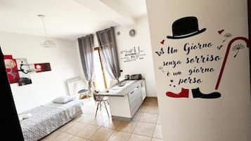 Ein modernes Schlafzimmer mit einem Bett, einem Schreibtisch und einer Wand mit einem motivierenden Zitat.