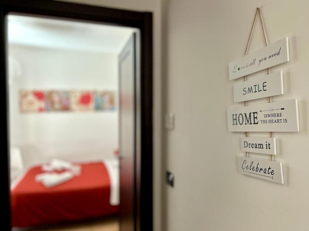 Une chambre avec un lit et un mur orné d’affiches inspirantes.