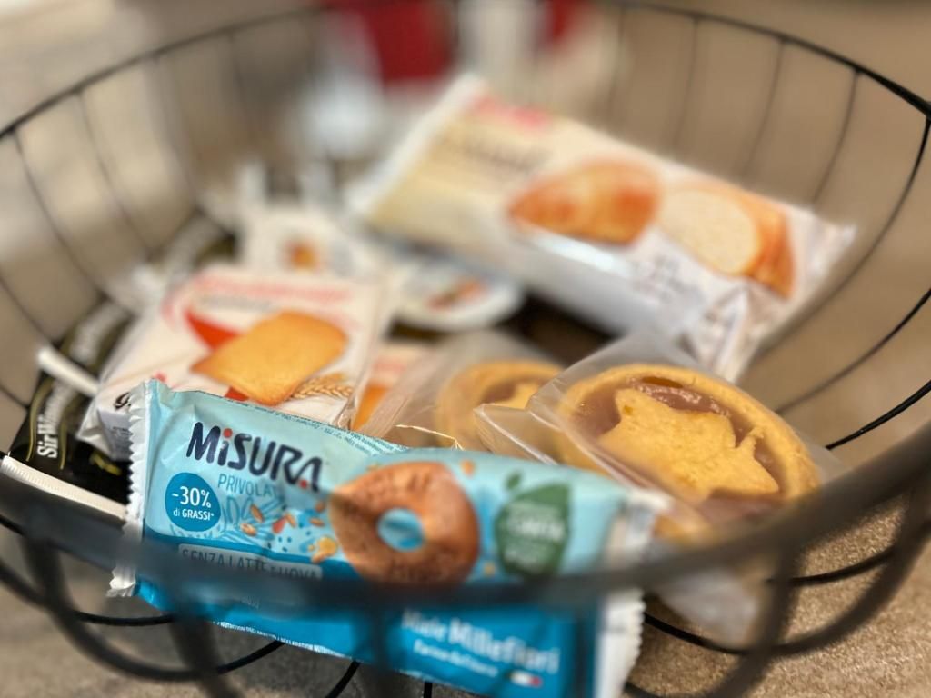 Ein Korb mit verschiedenen verpackten Lebensmitteln, darunter eine Marke für Instantkaffee.