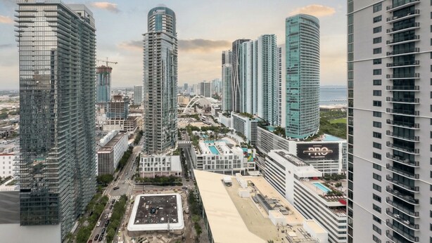 Exterior - Spacious Corner Stay with Balcony and Pool in Miami G3302 (Miami)