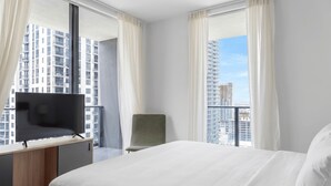 Room - Spacious Corner Stay with Balcony and Pool in Miami G3302 (Miami)