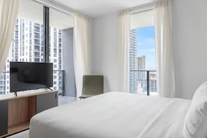 Room - Spacious Corner Stay with Balcony and Pool in Miami G3302 (Miami)