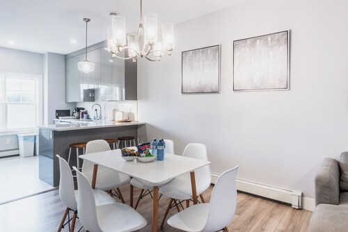 4-bedroom Townhouse With AC Close to downtown