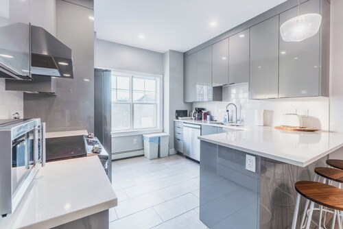 4-bedroom Townhouse With AC Close to downtown